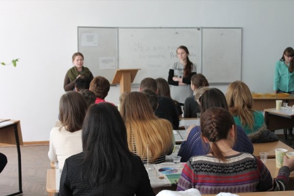 У Луцьку для переселенців провели майстер-клас із писанкарства. ФОТО