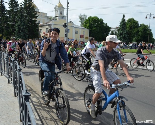 Велодень у Луцьку зібрав більше тисячі людей. ФОТО 