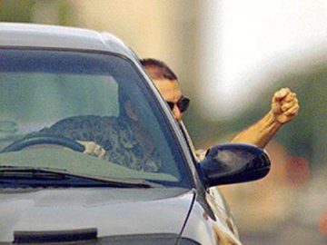 Нахабні водії лають ремонтників дороги в Луцьку і нехтують заборонами