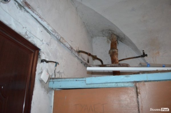 Історія без терміну давності: за мешканців аварійного будинку «взялися» у Луцькраді. ФОТО