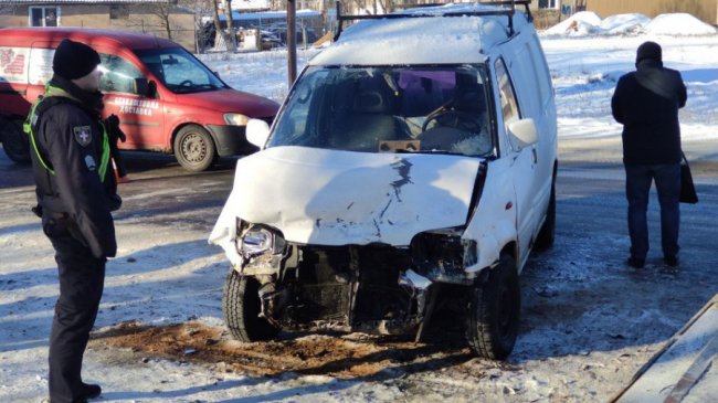 Занесло на зустрічну смугу: через ожеледицю поблизу Луцька зіштовхнулися два авто.ФОТО