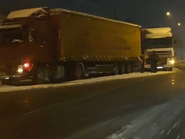 ДТП, затори, дрифт на дорогах: наслідки ожеледиці на Волині.ВІДЕО