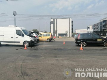 У Луцьку вантажівка зіткнулась з легковиком: потерпіла – у лікарні