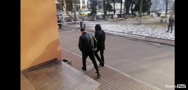 Ткачука в кайданках вивели з управління поліції: він проведе ще ніч в ізоляторі. ФОТО. ВІДЕО.