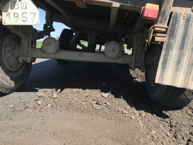 На Волині зламаний причіп пошкодив асфальт. ФОТО