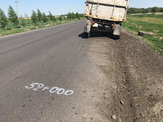 На Волині зламаний причіп пошкодив асфальт. ФОТО