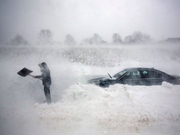 На Волині 11 автомобілів застрягли в снігу