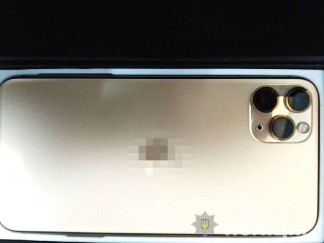 Лучанин замовив iPhone за 26 тисяч, а при отриманні на пошті намагався з ним втекти