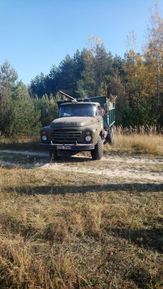 На Волині «застукали» працівників автошколи, які вивозили сміття в ліс. ФОТО