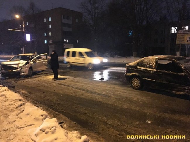 Вечірня аварія в Луцьку: розтрощений «передок» та постраждалий. ФОТО