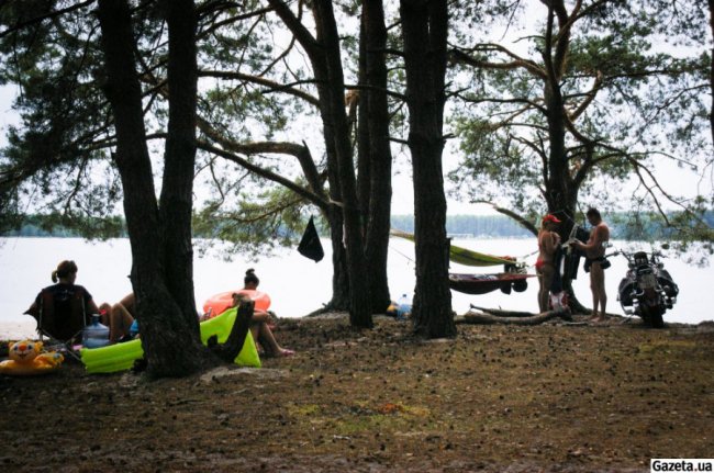«Буйні мєсні, Кім Чин Ін і верба з дупи»: як столичні журналісти відпочивали на Шацьких озерах.ФОТО