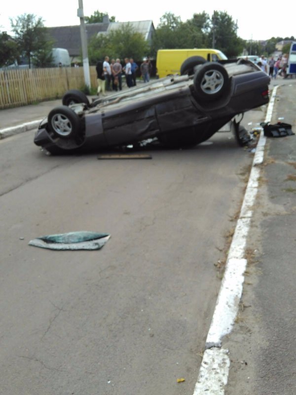 На Волині в ДТП перекинувся автомобіль. ФОТО