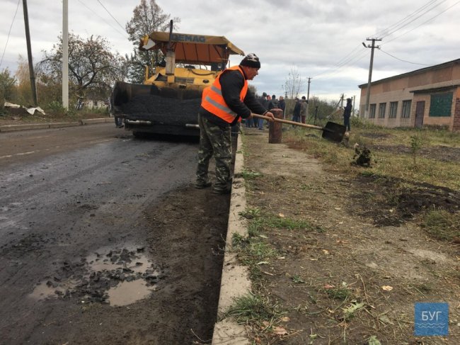 Новий асфальт знімається руками: волиняни бунтують проти браку