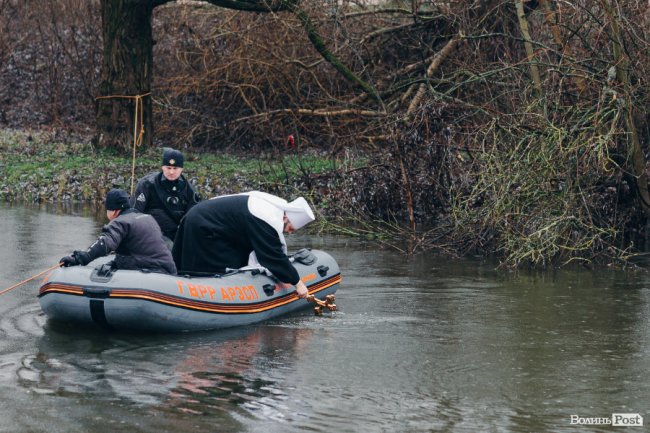 Водохреще у Луцьку: освячення води в річці Стир та занурення лучан. ФОТОРЕПОРТАЖ