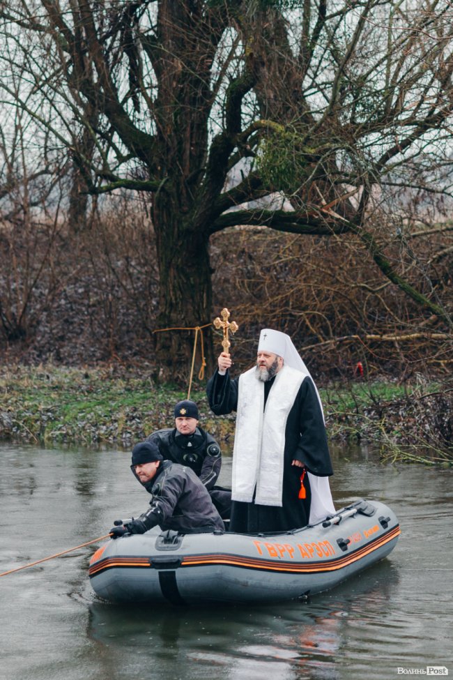 Водохреще у Луцьку: освячення води в річці Стир та занурення лучан. ФОТОРЕПОРТАЖ