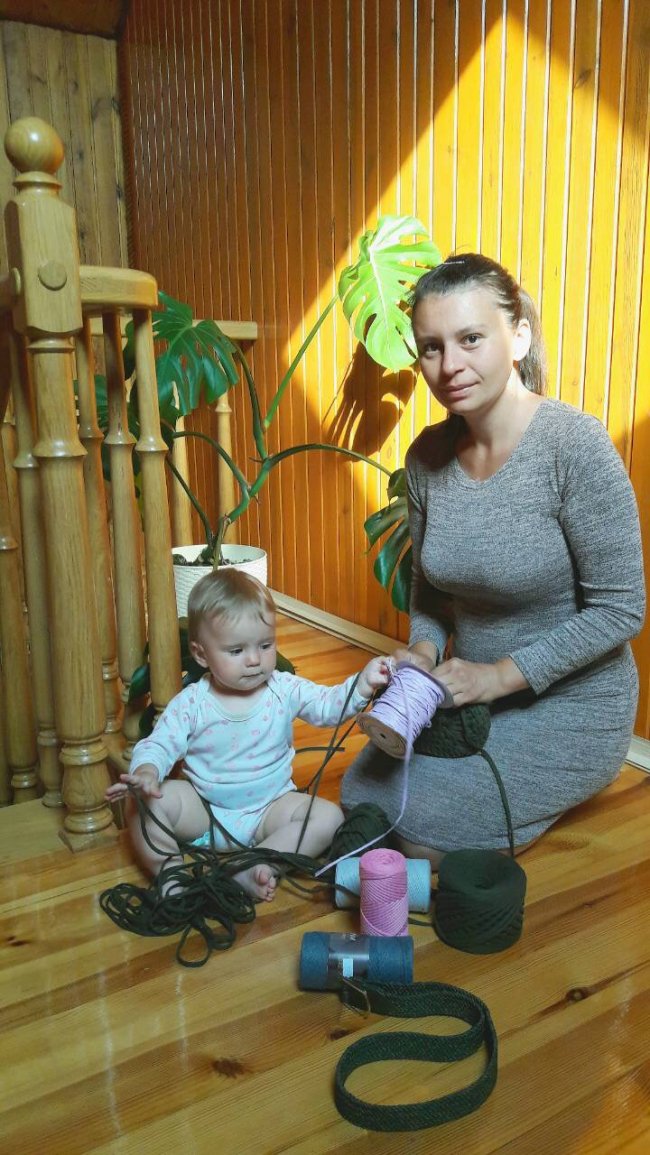 Вирощує фіалки і в’яже оригінальні сумки: як волинянка знайшла своє хобі