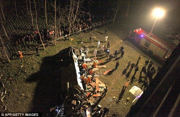 У Китаї автобус із людьми зірвався з мосту. ФОТО. ВІДЕО