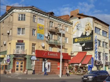Із луцьких будинків заберуть недолугу рекламу та заборонять рекламуватися в Старому місті