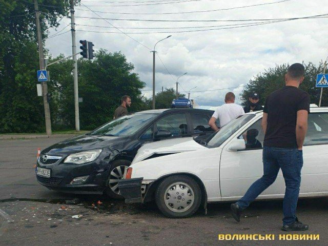 У Луцьку на перехресті зіткнулись два Opel