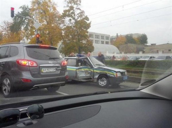 У Харкові «Хонда» врізалася в авто ДАІ