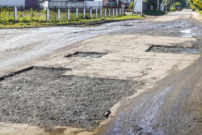 У місті на Волині птахофабрика розпочала ремонт дороги