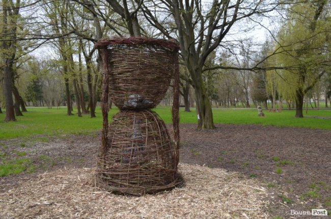 У луцькому парку «оселилися» велетенська риба, кінь і мавки. ФОТО