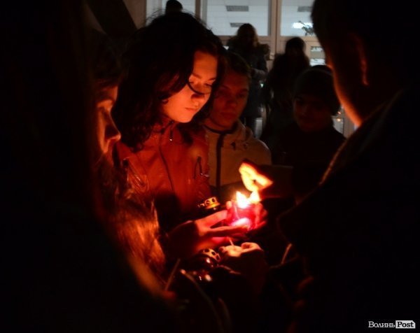 У Луцьку лампадками виклали скорботний хрест. ФОТО