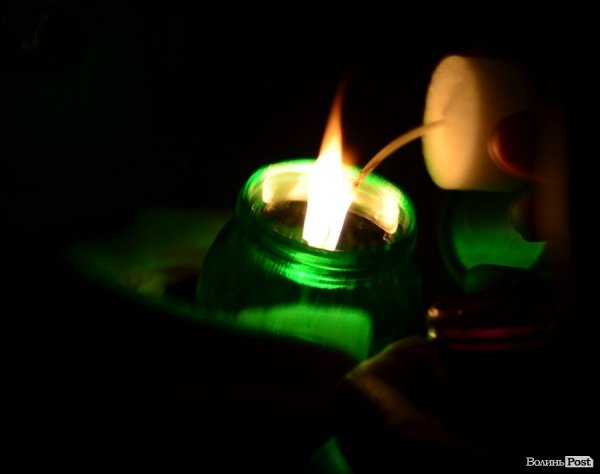 У Луцьку лампадками виклали скорботний хрест. ФОТО