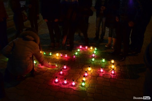 У Луцьку лампадками виклали скорботний хрест. ФОТО