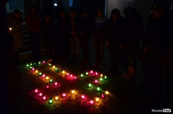 У Луцьку лампадками виклали скорботний хрест. ФОТО