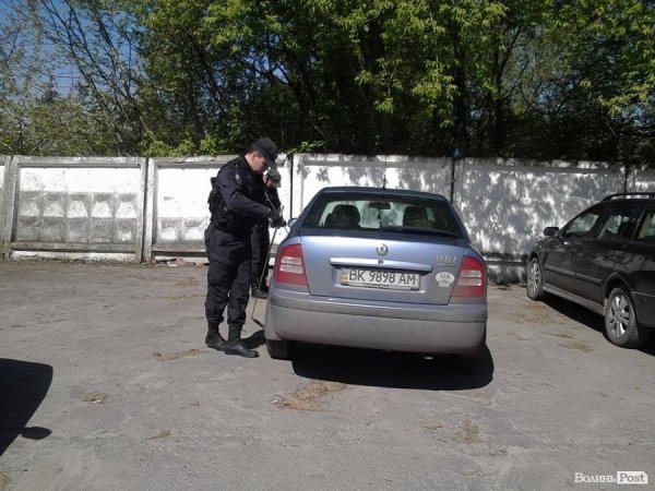 Вибухотехніки перевіряють авто за допомогою дзеркал