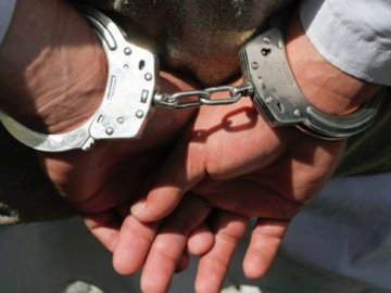 Грабіжник-невдаха у костюмі кота з сокирою попався ще до приїзду поліції. ВІДЕО