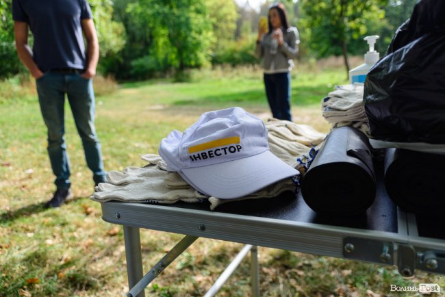 «Ми можемо прибрати, а ви хоча б не смітіть»: як у Луцьку розчищали парк на Потебні