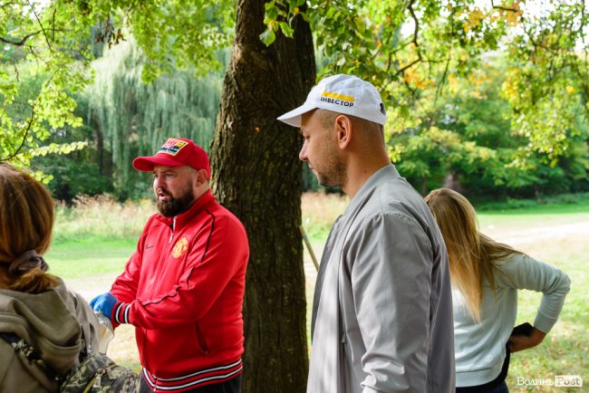 «Ми можемо прибрати, а ви хоча б не смітіть»: як у Луцьку розчищали парк на Потебні