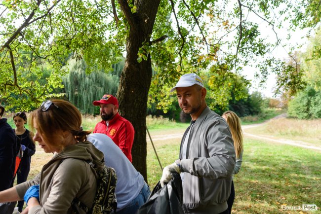 «Ми можемо прибрати, а ви хоча б не смітіть»: як у Луцьку розчищали парк на Потебні