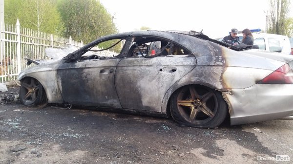 Спалений «Мерседес» належить сину злодія в законі. ФОТО