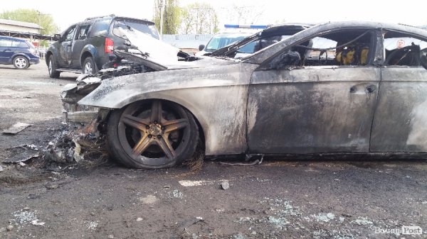 Спалений «Мерседес» належить сину злодія в законі. ФОТО