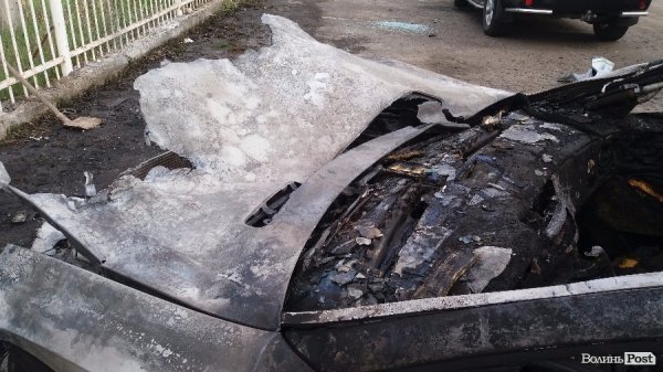 Спалений «Мерседес» належить сину злодія в законі. ФОТО
