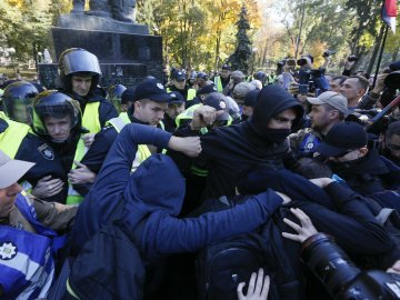 У Києві – сутички між активістами і поліцією. ФОТО