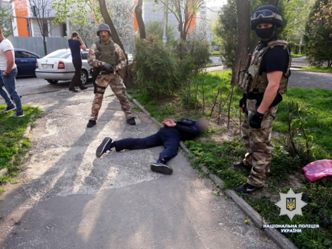 У Львові викрили банду, яка вимагала у чоловіка 20 тисяч доларів