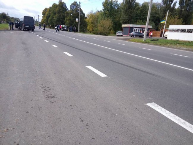 Аварія біля Луцька: бус в'їхав у фургон