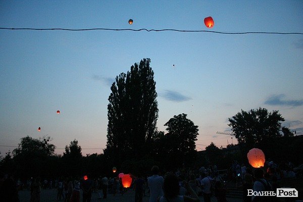 У Луцьку зізнавалися в коханні на небі. ФОТО