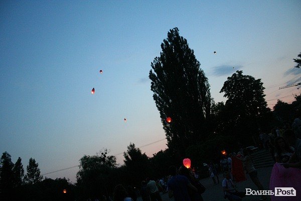 У Луцьку зізнавалися в коханні на небі. ФОТО