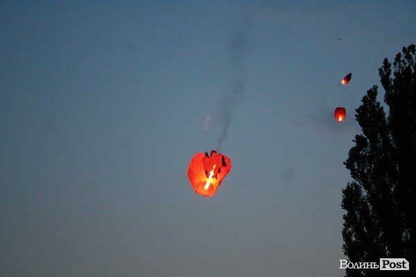 У Луцьку зізнавалися в коханні на небі. ФОТО