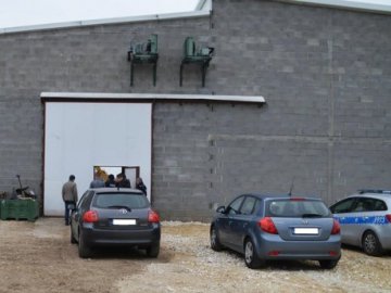 У Польщі двох мертвих українців знайшли в холодильній камері для фруктів