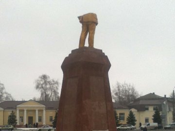 На Сумщині знесли пам'ятник Леніну. ФОТО. ВІДЕО