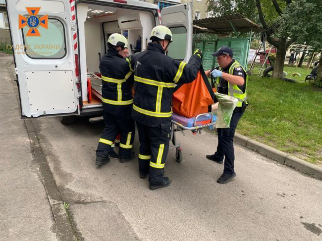 У Луцьку рятувальники визволяли із зачиненої квартири хворого чоловіка