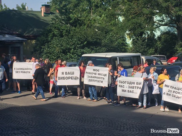 Під Луцькрадою – мітинг підприємців Старого ринку. ФОТО