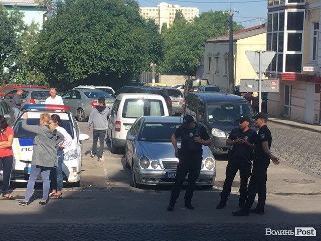 Під Луцькрадою – мітинг підприємців Старого ринку. ФОТО