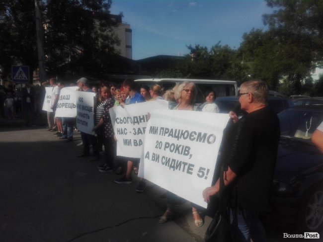 Під Луцькрадою – мітинг підприємців Старого ринку. ФОТО